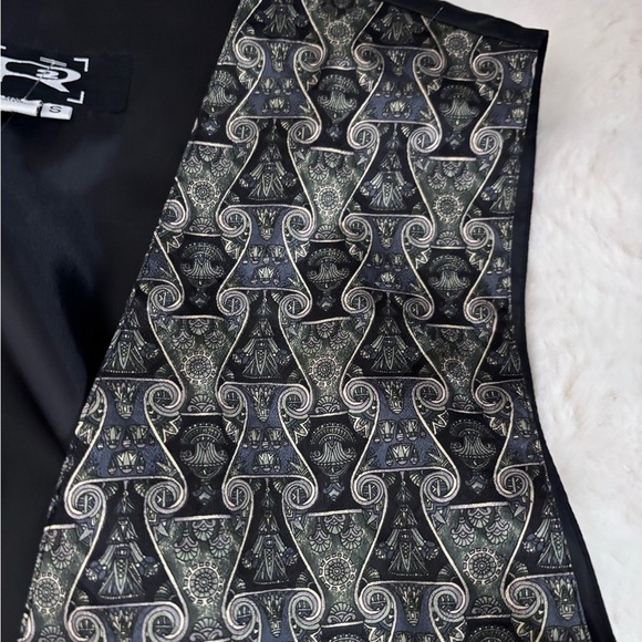 Stylish 100% SILK Black and Gray Patterned Vest - Picture 2 of 5